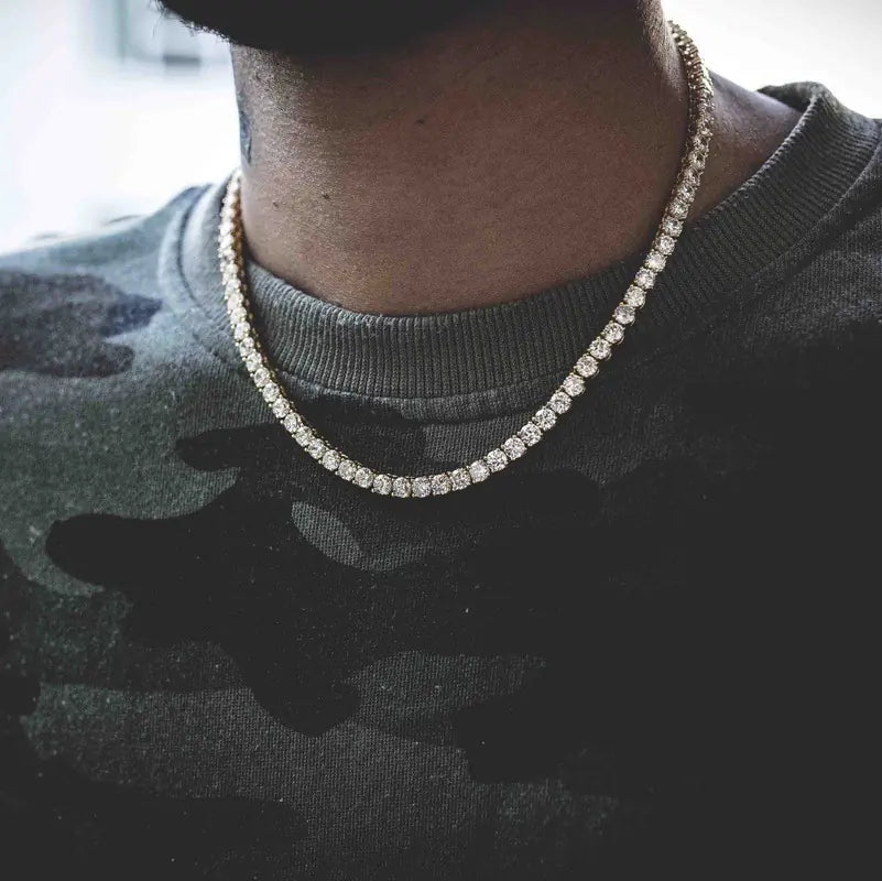 Fashionable Diamond-Studded Square Chain Necklace